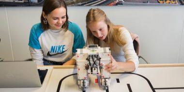 2 jongeren programmeren de straddle carrier uit LEGO