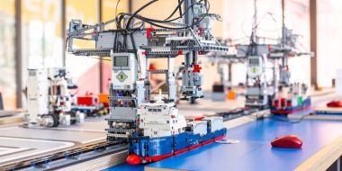 Automatiseer een LEGO-containerterminal tijdens een Havenstudio Teambuilding.