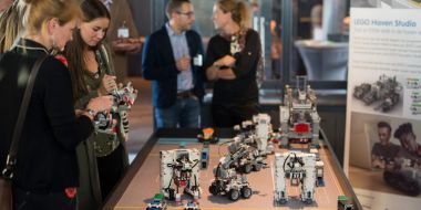 Enkele partners testen de Lego eventmodule uit