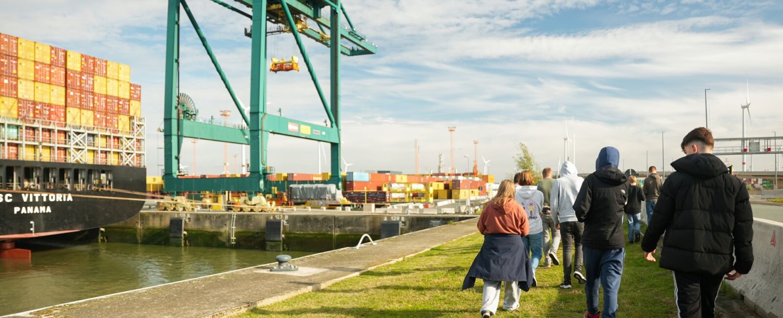 Groep leerlingen secundair onderwijs op uitstap in het havengebied. © Havenwereld