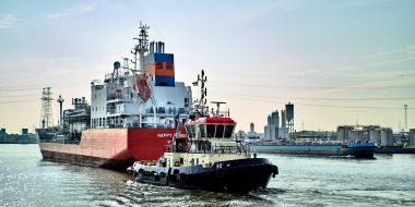 sleepboot trekt schip in de haven van Antwerpen